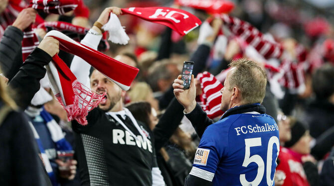 Immer was geboten in Köln: Ein Schalke-Fan filmt den FC-Anhang beim Singen der Vereinshymne vor dem Duell im DFB-Pokal.Foto: eib