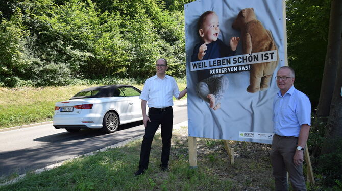 Bürgermeister Michael Schrenk (links) und Ordnungsamtsleiter Manfred Wolf vor dem Schild in der Stuhlsteige. Foto: Sautter