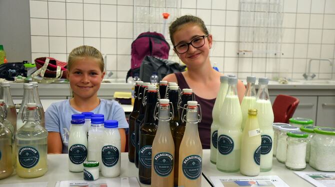 Pauline und Mona verkauften selbst gemachtes, ökologisch unbedenkliches Putzmittel. Tim und Felix haben mit ihrer Klasse den Flu