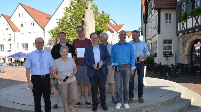 Bürgermeister Michael Schrenk (von links) mit den Geehrten Thomas Mürdter, Christine Böhmler, Stephan Wörner, Martin Fink, Gert