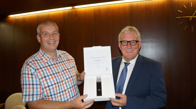 Michael Simmendinger überreicht Bürgermeister Klemens Betz eine Stele für seine 25-jährige Amtszeit. Foto: Wurster