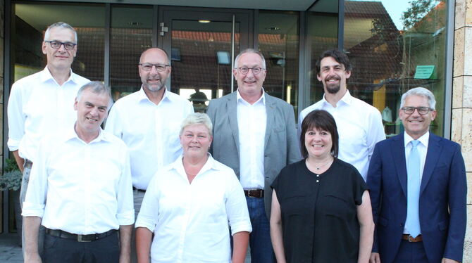 Bürgermeister Jochen Zeller (rechts) verabschiedet zwei Frauen und fünf Männer aus dem Gemeinderat: Albrecht Rauscher, Albrecht