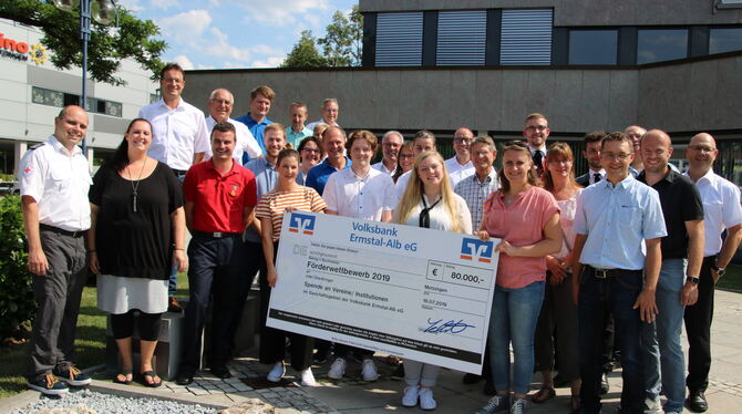 Glückliche Vereinsvertreter: Die Volksbank Ermstal-Alb hat 80 000 Euro verteilt.foto: Oechsner