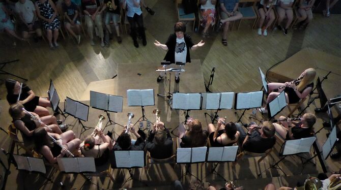 Als hätte Beate Heutjer nie etwas anderes gemacht als die Bigband zu dirigieren. Foto: Bernklau