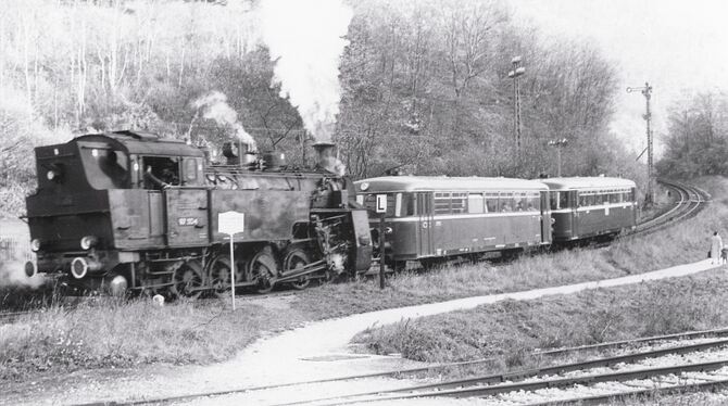 Bis 1962 schob eine Dampfzahnradllok die Schienenbuswagen die Steilstrecke bei Honau hoch. Foto: Sammlung Bader