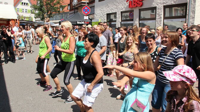 Die Münsinger sind zum Mitfeiern und beim Zumba zum Zuschauen und Mitmachen eingeladen. FOTO: GEIGER Die Münsinger sind zum Mitfeiern und beim Zumba zum Zuschauen und Mitmachen eingeladen. FOTO: GEIGER