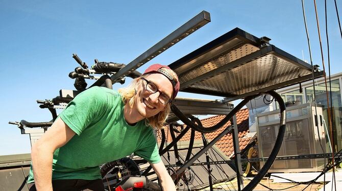 Jonas Stave von der Stuttgarter Hochschule für Technik lässt sich auf dem Dach des Instituts sein Bier von Solarenergie und kosm