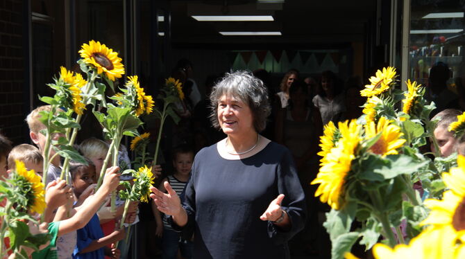 So viele Sonnenblumen wie Schüler: Monika Ebbinghaus, Rektorin der Andeckschule, geht in den Ruhestand, wird bei einer Feier in