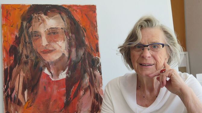 Gudrun Gantzhorn vor dem von ihr gemalten Porträt ihrer Enkelin Beatrice. FOTO: Ströhle