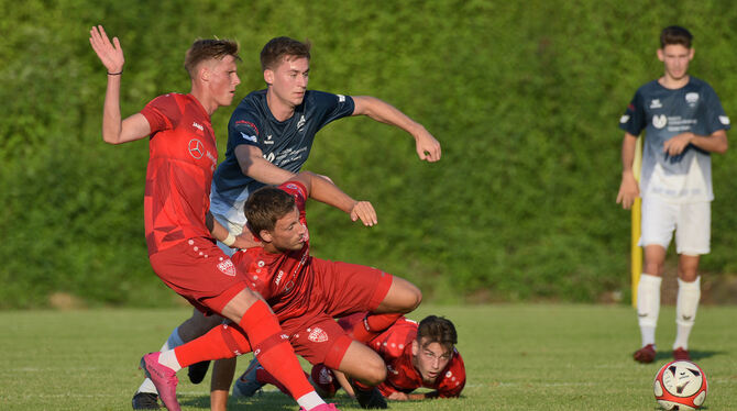 Der Pfullinger Dominik Früh (blaues Trikot) im Duell mit den VfBlern (von links) Oliver Wähling, Benedikt Koep und Joel Richter.