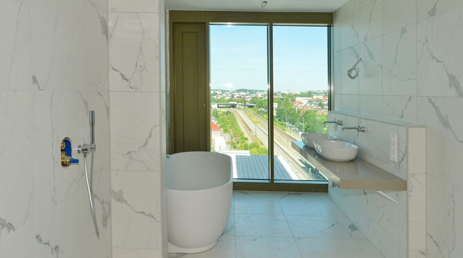 Baden mit Blick auf die Gleise – und künftig auf ein ganz neues Quartier, das etwa bis zur Brücke reichen wird.