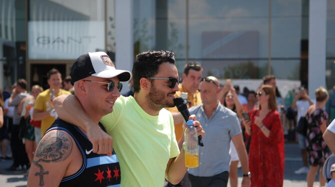 Arm in Arm kommen Pietro Lombardi und Giovanni Zarrella in den Eventbereich.