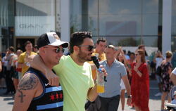 Arm in Arm kommen Pietro Lombardi und Giovanni Zarrella in den Eventbereich.