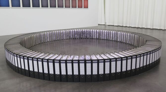 Arbeiten von Ignacio Uriarte: Vorn die Bodeninstallation aus 128 Aktenordnern mit zerknülltem Papier »Ringbinder Circle«, hinten
