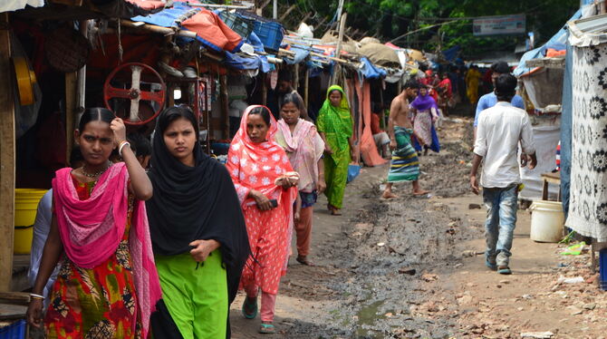 Armenviertel in einem armen Land: der Saat-Tola-Slum in Bangladeschs Hauptstadt Dhaka. Kaum regnet es ein wenig, schon verwandel