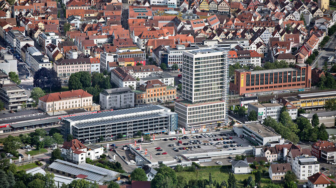 Perspektivwechsel: das Hochhaus aus der Luft fotografiert. Links vom Parkhaus soll das Hotel gebaut werden. luftbild: Manfred Gr