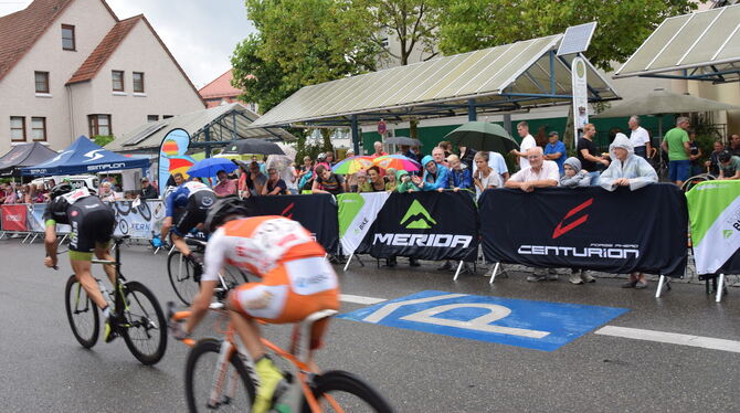 Die Radrennen des Interstuhl-Cup lockten am Sonntag trotz Regenwetters viele Zuschauer an die Strecke »rund um den Klostersee«.