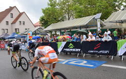 Die Radrennen des Interstuhl-Cup lockten am Sonntag trotz Regenwetters viele Zuschauer an die Strecke »rund um den Klostersee«.