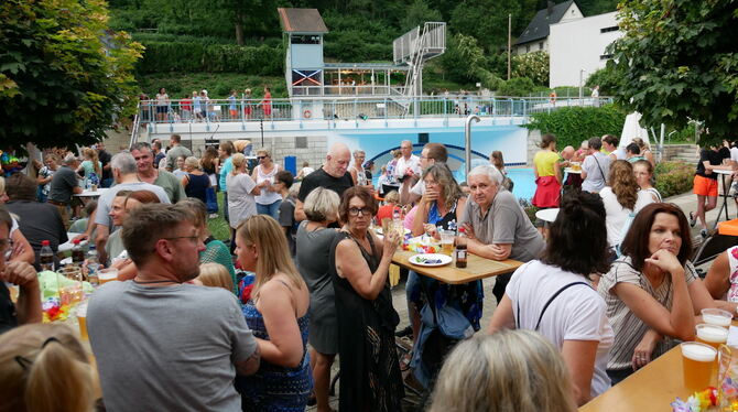 Gute Stimmung trotz dräuender Wolken: Die Beachparty im Honauer Freibad wurde später unters Dach verlegt. foto: leister