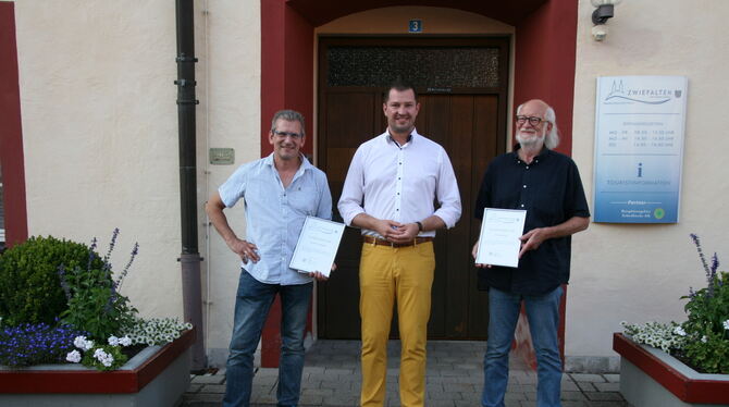 Stefan Aschenbrenner (links) und Gerhard Wax (rechts) wurden von Bürgermeister Matthias Henne aus dem Gemeinderat Zwiefalten ver
