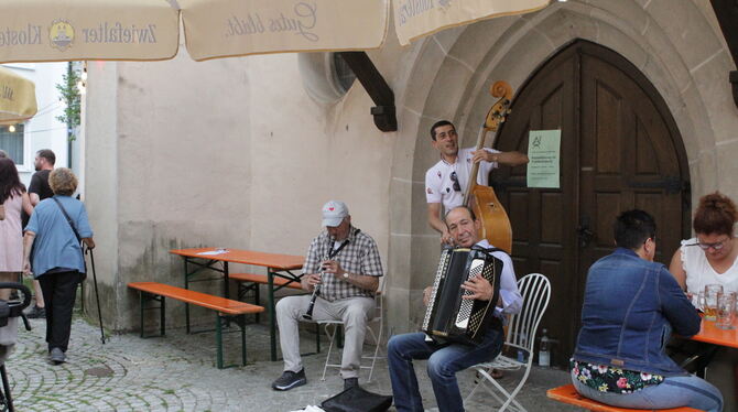 Vor dem großen Regen: Inklusive Trio aus Bulgarien wurde vor der Martinskirche in südländischer Atmosphäre gefeiert.
