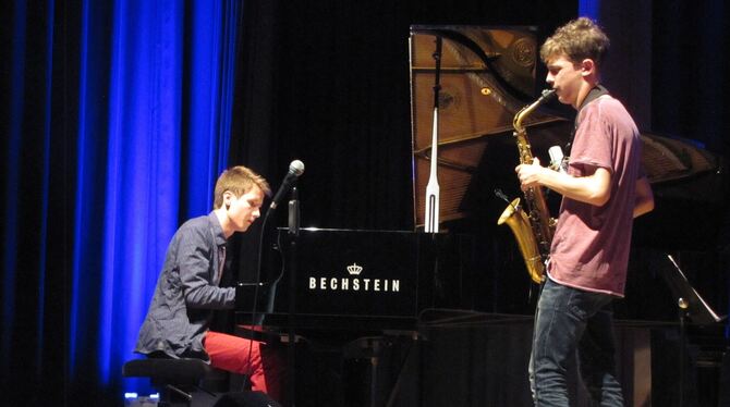 Der junge Saxofonist Jakob Manz (rechts) im neuen Forum4P in Pliezhausen zusammen mit dem Pianisten Hannes Stollsteimer. Foto: M