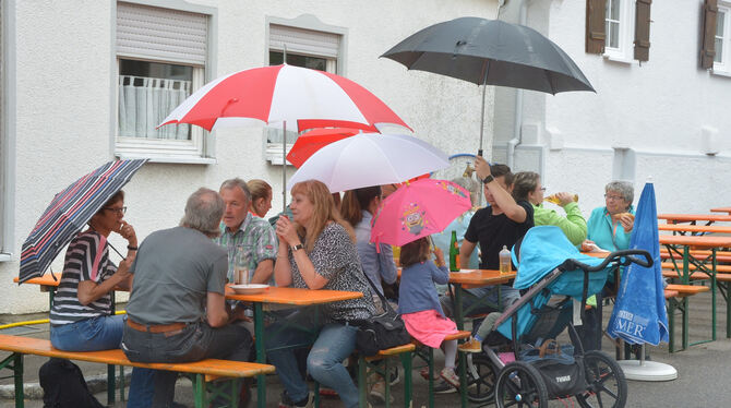 Leider verregnet: Besucher des zwölften Belsener Dorffestes waren notgedrungen ihre eigenen Schirmherren. FOTO: MEYER