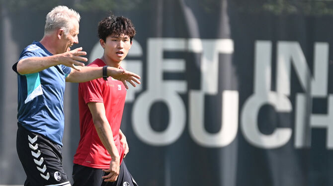 Trainer Christian Streich im Gespräch mit dem koreanischen Neuzugang vom FC Bayern München Woo-Yeong Jeong.foto: dpa