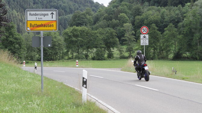 Beschleunigen verboten: Für Motorradfahrer gilt am Wochenende und an Feiertagen ein erweitertes Tempolimit hinterm Ortsschild in