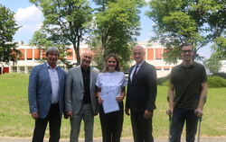 Bei der Stipendienübergabe (von links): Prof. Baldur Veit (Leiter des Reutlingen International Office, RIO), Prof. Dr. Holger Es