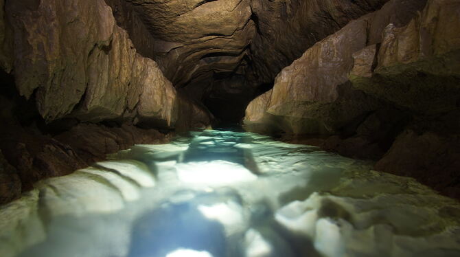 In der Falkensteiner Höhle wechseln sich auf der Seenstrecke felsige Passagen und solche durch Wasser ab. An diesem trockenen So