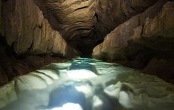 In der Falkensteiner Höhle wechseln sich auf der Seenstrecke felsige Passagen und solche durch Wasser ab. An diesem trockenen So