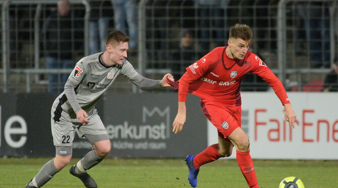 Verlässt den SSV Reutlingen: Tim Schwaiger (rechts). FOTO: BAUR Verlässt den SSV Reutlingen: Tim Schwaiger (rechts). FOTO: BAUR