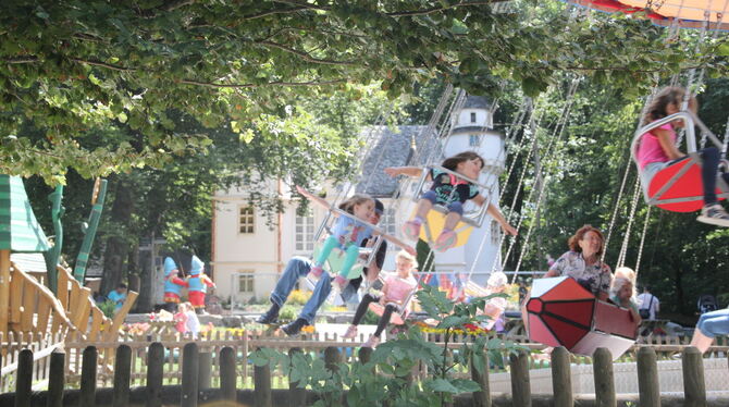 Sommerferien im Traumland an der Bärenhöhle: Kettenkarussell, Riesenrad & Co. machen richtig gute Laune. Fotos: Dewald/Fischer
