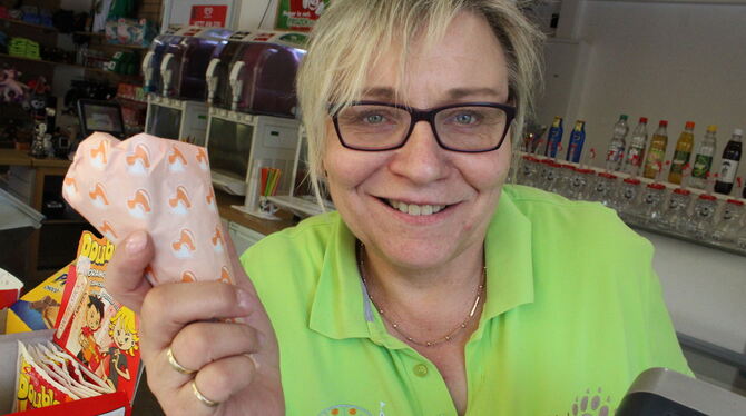 Annerose König verkauft Süßes.