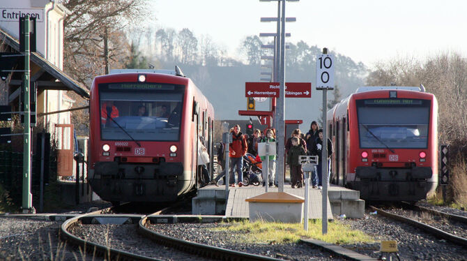 Die roten Diesel-Renner, auch wenn sie in die Jahre gekommen sind, werden für die Übergangszeit bis zur Regionalstadtbahn gebrau