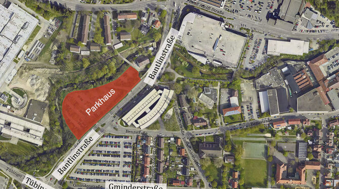 Auf dem bisherigen Besucherparkplatz (rot markierte Fläche) entlang der Bantlinstraße will Bosch ein neues Parkhaus bauen. Es is