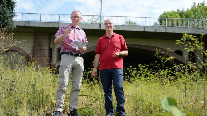 Helmut Treutlein (links) und Ramazan Selcuk auf der Alten Honauer Bahntrasse Foto: Pieth