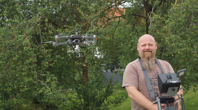 Frank Geiselhart mit Drohne. Das Brustgeschirr nimmt die Steuerung und den Bildschirm der Wärmebildkamera auf. Foto: Wurster