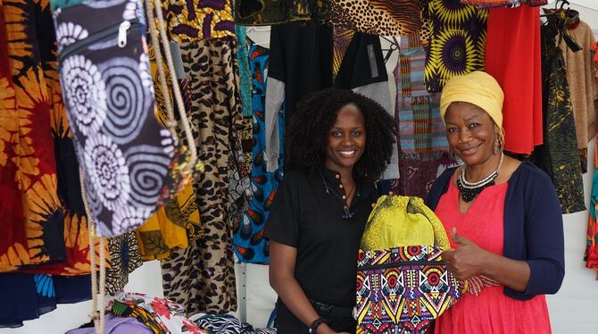 Maryimaqulate Kavishe aus Tansania zeigt Festival-Leiterin Susan Tatah einen ihrer handgefertigten Rucksäcke. Foto: Straub