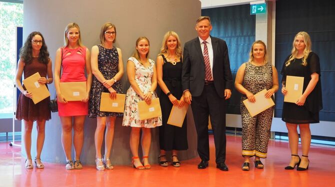 Direktor Dieter Salzgeber mit den Kursbesten (Notendurchschnitt bis 1,5).foto: privat