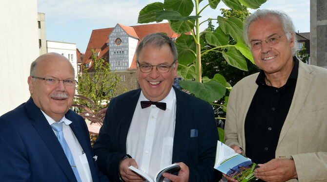 Oberbürgermeister Thomas Keck (Mitte) findet den neuen, bei Oertel+Spörer erschienen Reutlinger Stadtführer »klasse«. Geschriebe