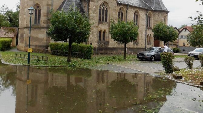 Unerwünschter See vor der Johanneskirche: Hochwasser hat es in den letzten Jahren auch in Wannweil immer wieder gegeben.  Archiv