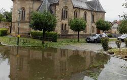 Unerwünschter See vor der Johanneskirche: Hochwasser hat es in den letzten Jahren auch in Wannweil immer wieder gegeben.  Archiv
