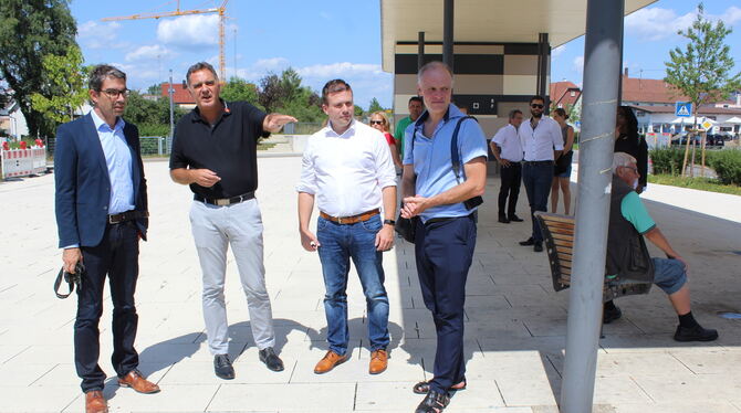 Thomas Hölsch (Zweiter von links) zeigt Andre Baumann (von links), Daniel Bearzatto und Thomas Poreski, welche Projekte die Geme