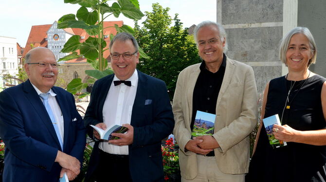 Übergabe des neuen Reutlingen-Stadtführers von Oertel+Spörer mit (von links) Verleger Valdo Lehari jr., Oberbürgermeister Thomas