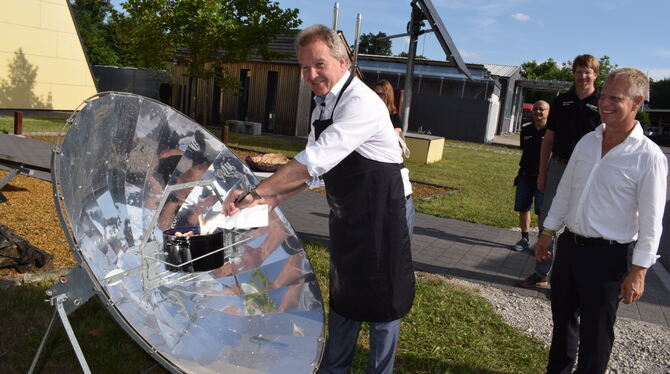 Der Minister als Servicekraft. Baden-Württembergs Umweltminister Franz Untersteller servierte heiße Würstchen, die von einem Sol