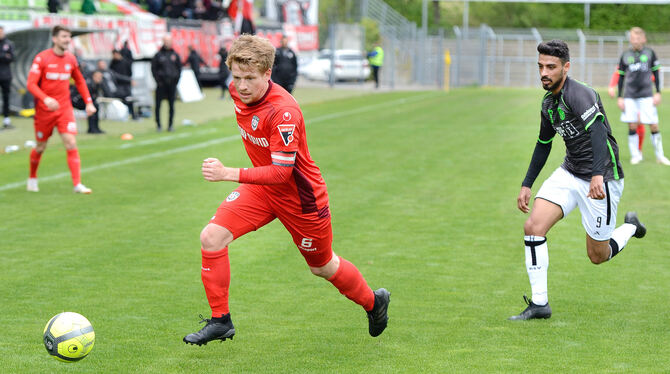 Trägt auch in der neuen Saison die Kapitänsbinde beim SSV Reutlingen: Pierre Eiberger (links).   FOTO: PIETH