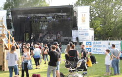 Das Mössinger U & D-Festival ist dieses Jahr erstmals in der Innenstadt, auf der Hauptbühne die Band Neat Mentals, die Gäste rel