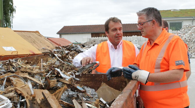 Holz und Metall werden getrennt und weiter verwertet: Andreas Reiff (links) erläutert Michael Donth Recyclingkreisläufe. FOTO: S